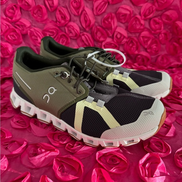 On cloud running women - Picture 2 of 8